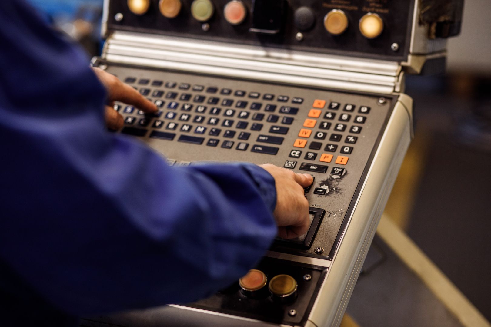 Eine Person betreibt eine CNC-Maschine