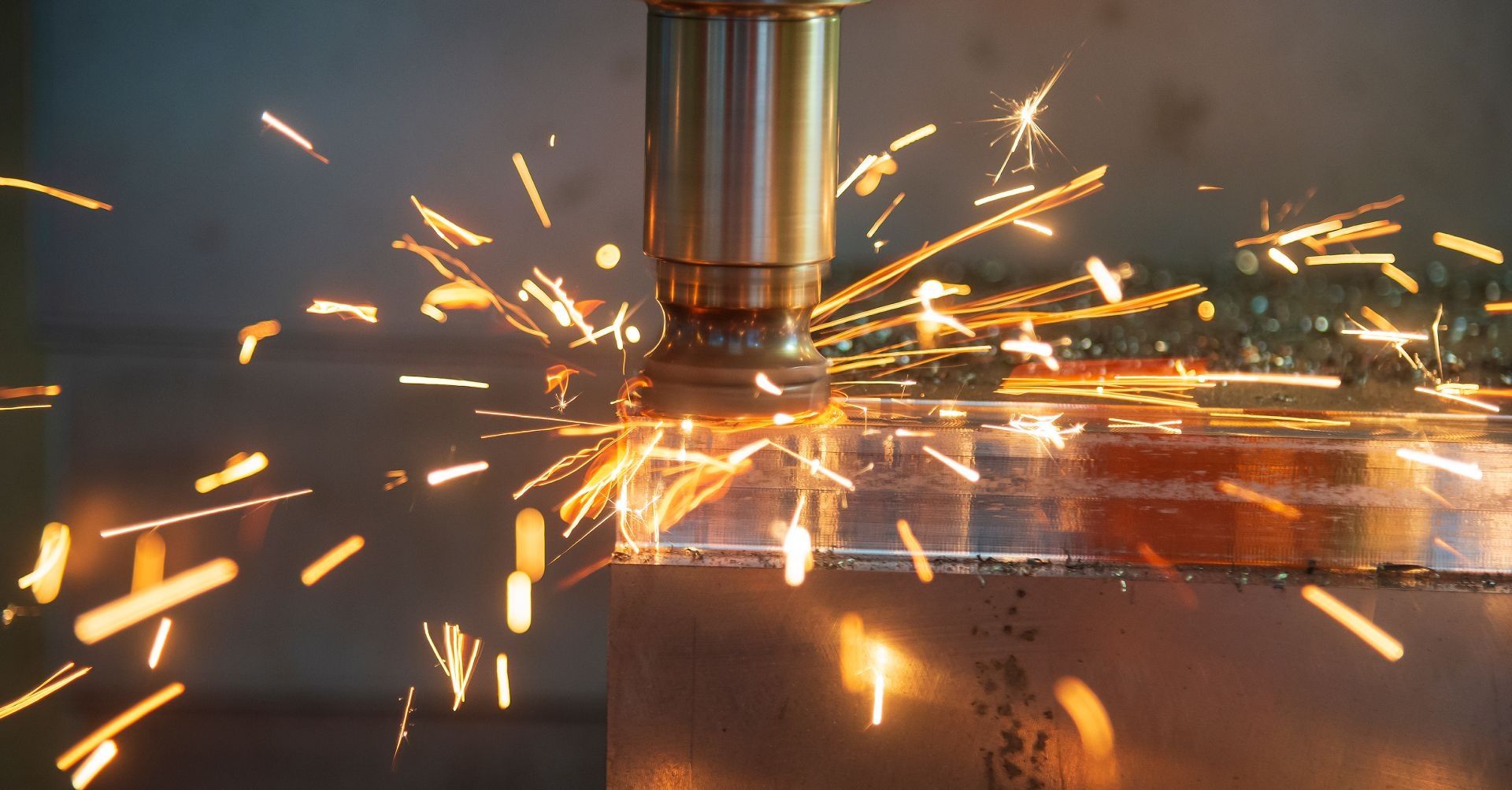 Metall wird von einer Maschine geschnitten